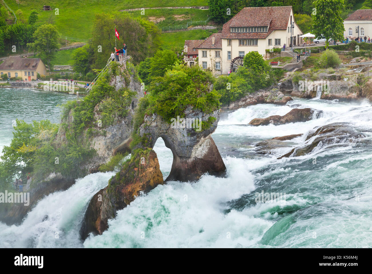 Der Rheinfall Landschaft. Felsen in schnell fliessenden Fluss Wasser Stockfoto