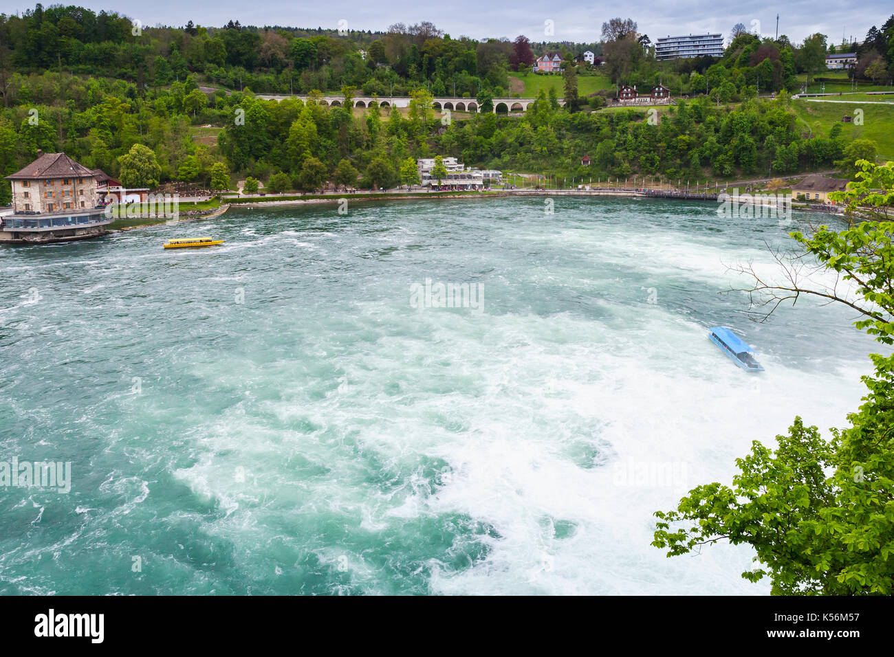 Der Rheinfall Landschaft. Touristischen Boote im schnellen Fluss Wasser Stockfoto