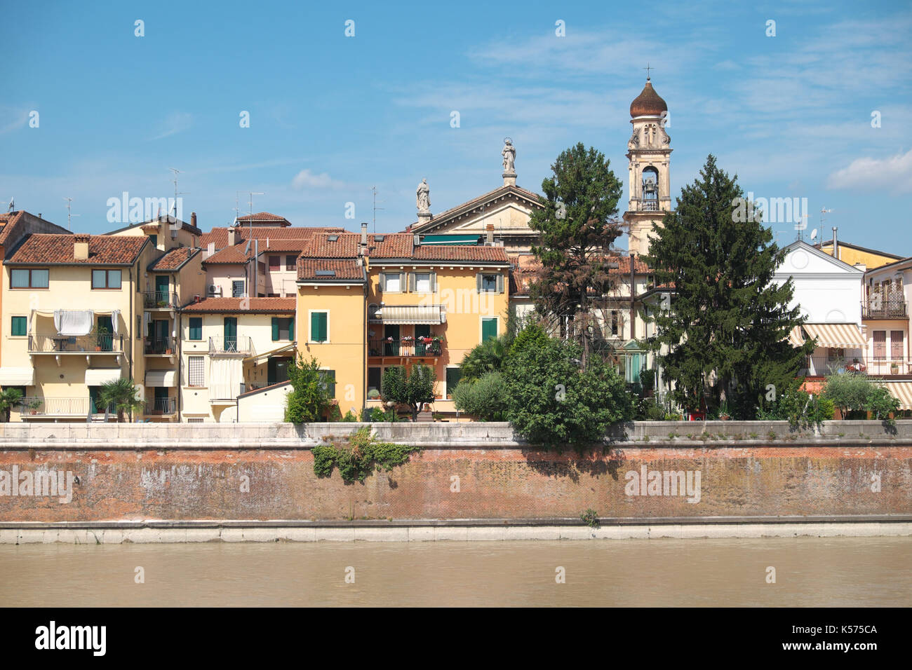 Verona Italien Häuser am Ufer des Flusses Adige in der Altstadt Stockfoto