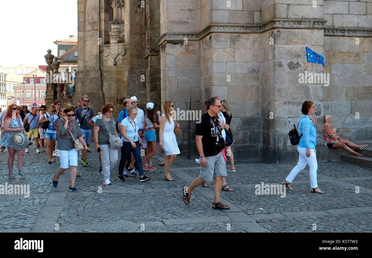 Ein Reiseleiter führt eine Gruppe von Touristen an die Kathedrale von Porto, Portugal, 20. August 2017. © Johannes Voos Stockfoto