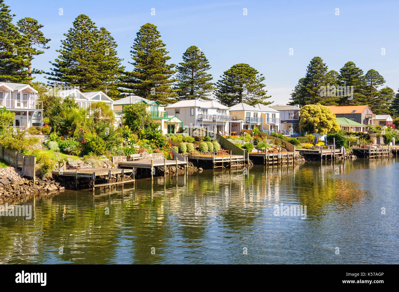 Piers und Ferienhäusern entlang der Moyne River - Port Fairy, Victoria, Australien Stockfoto