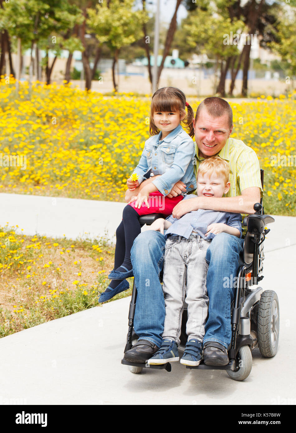 Behinderten Vater spielen mit seinem kleinen Sohn und Tochter Stockfoto