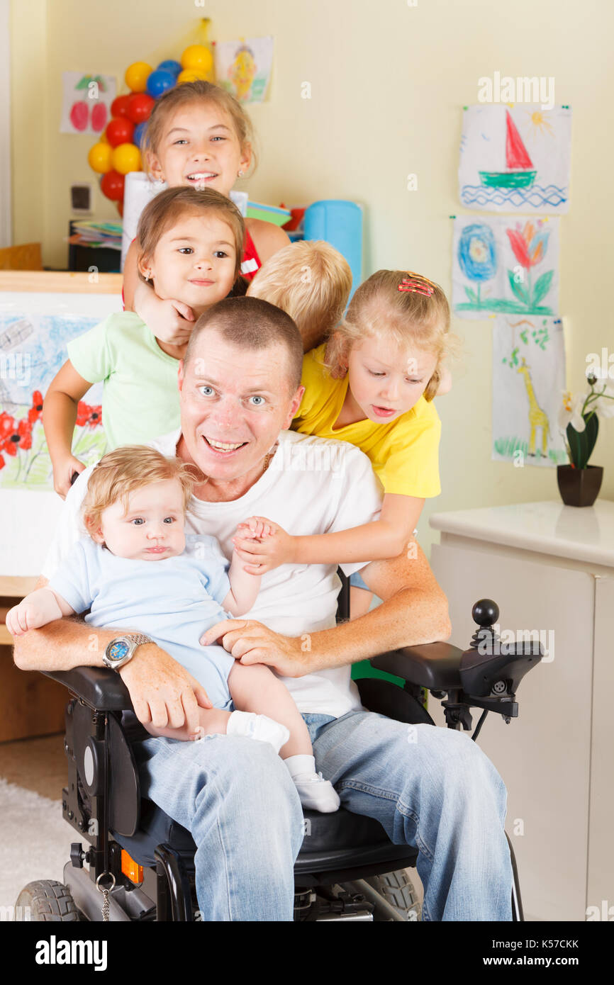 Behinderten Vater mit Kindern. Stockfoto