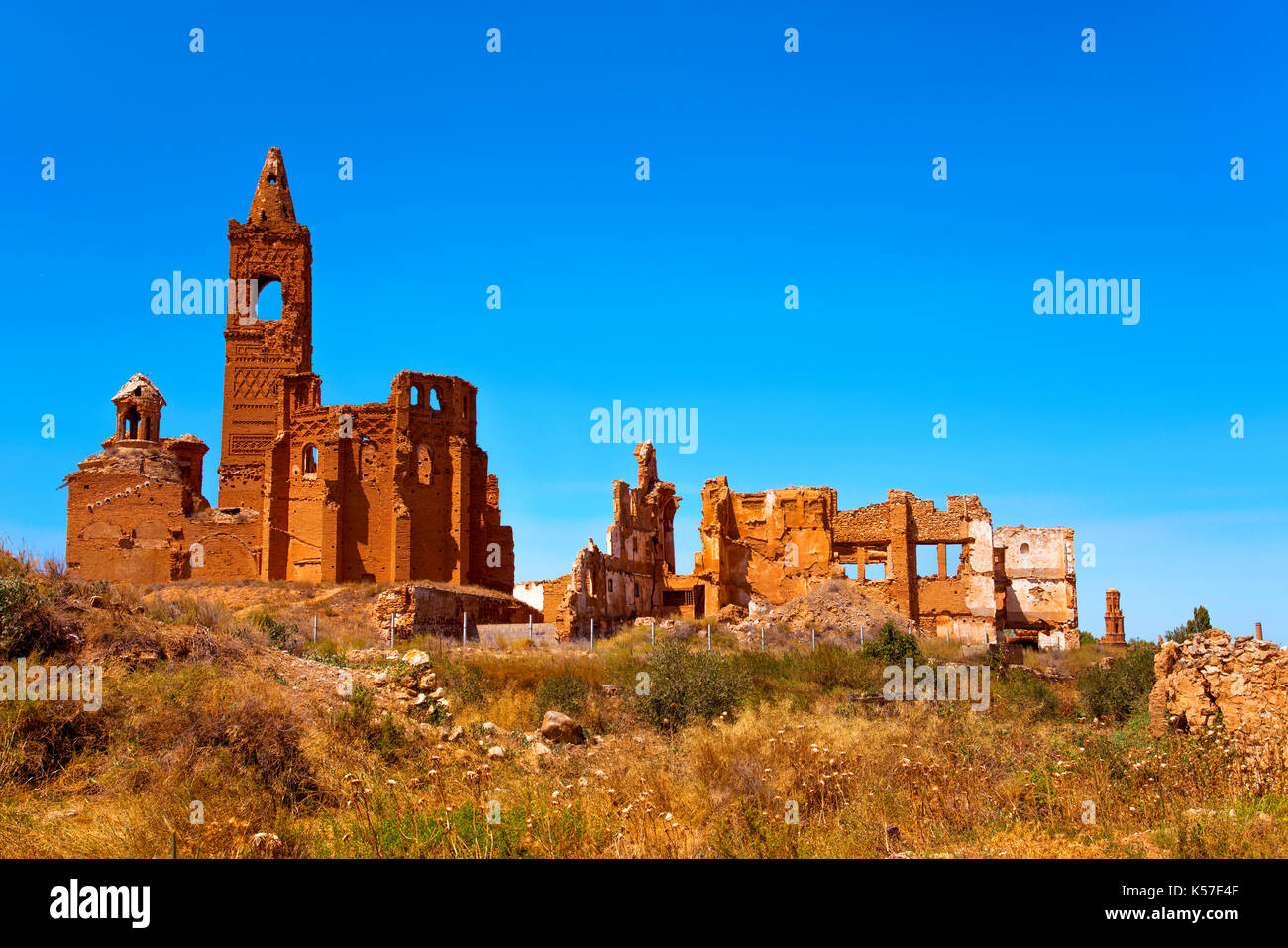 Ein Blick auf die Reste der alten Stadt von Belchite, Spanien, während des Spanischen Bürgerkriegs zerstört und dann aufgegeben, die San Martin hervorheben Stockfoto