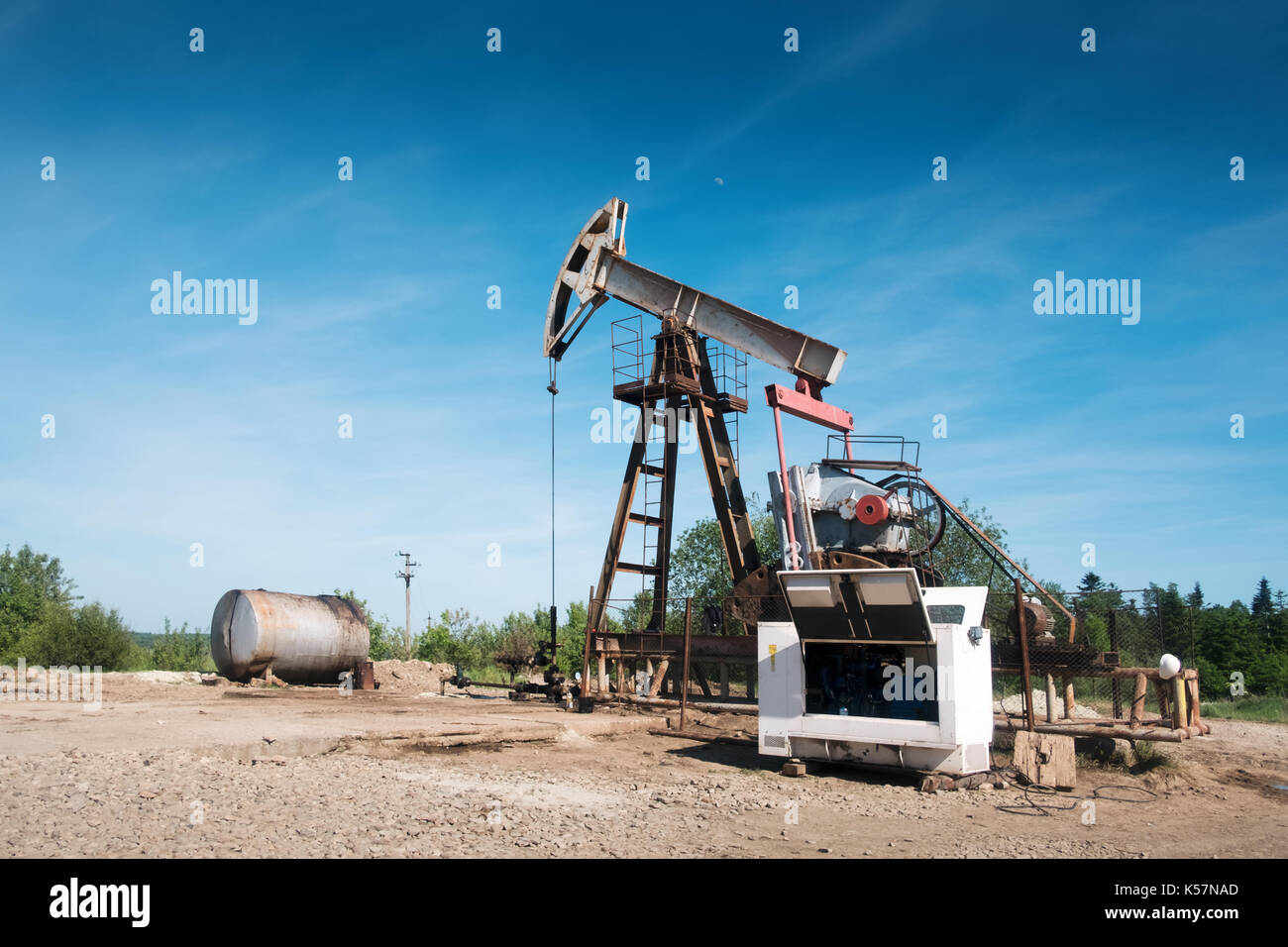 Die Ölpumpe vor blauem Himmel Hintergrund Stockfoto