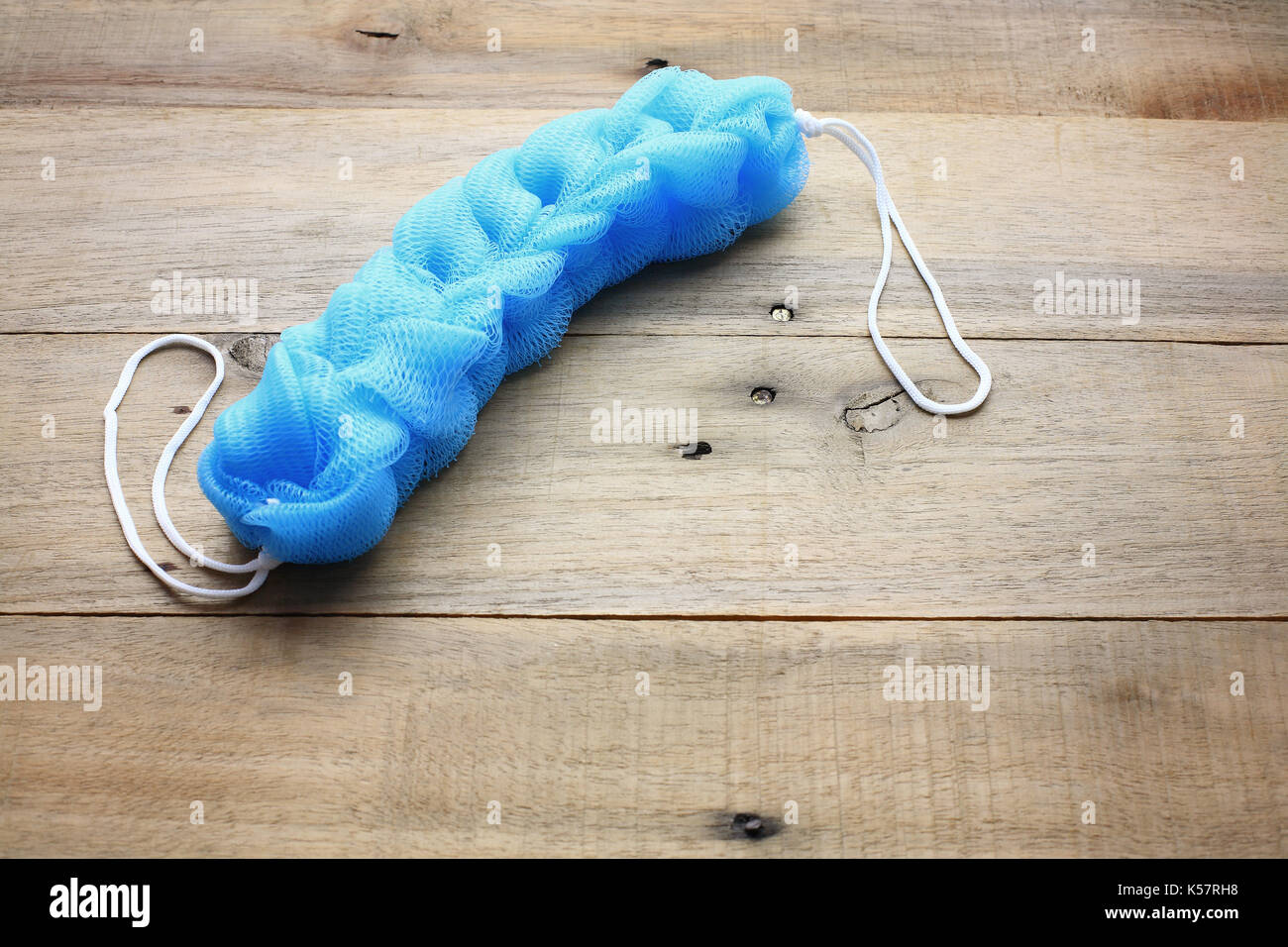 Körper Scrubber auf hölzernen Hintergrund Stockfoto