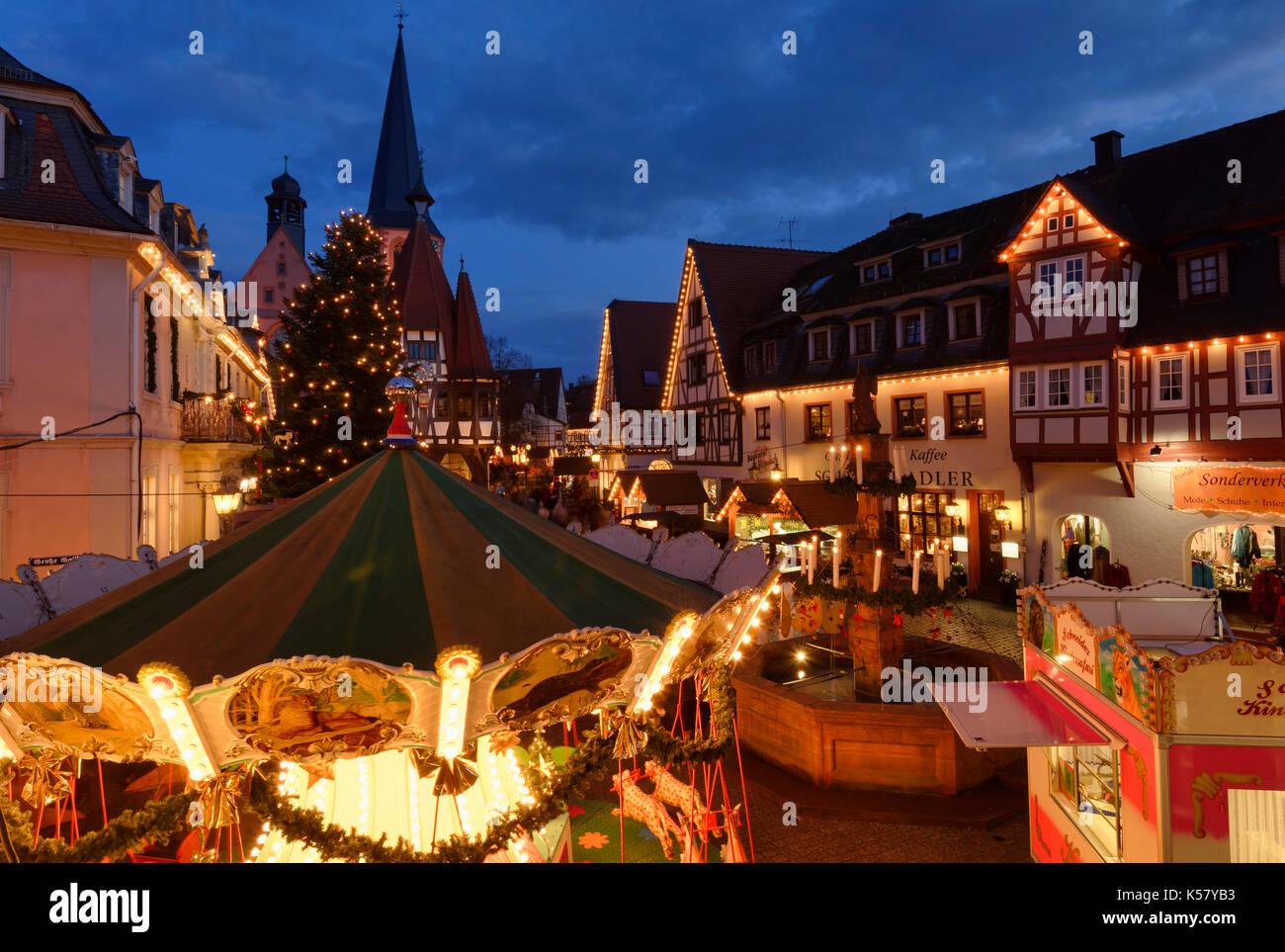 Weihnachtsmarkt auf dem Marktplatz in der Altstadt von Michelstadt im Odenwald, Hessen, Deutschland Stockfoto