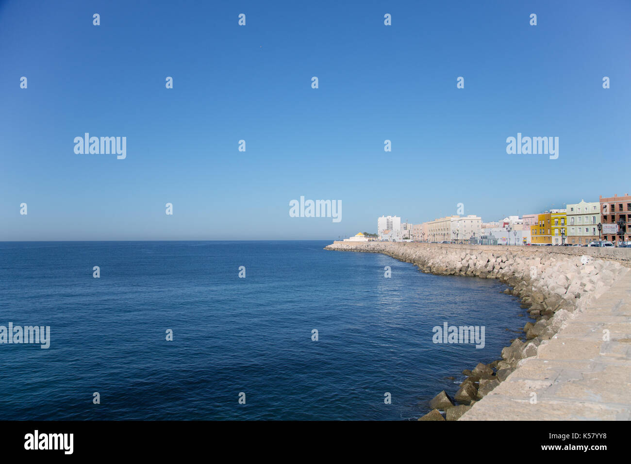 Lange gebogene Uferdamm entlang Cadiz Stockfoto