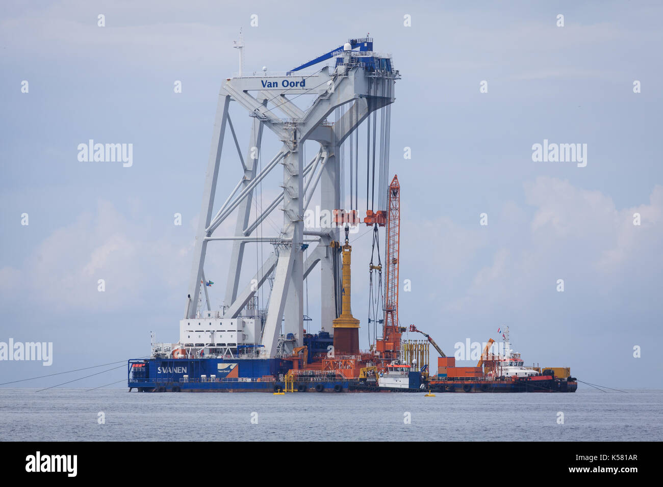 Die Van Oord Heavy lift Schiff, Svanen, auf Walney Erweiterung Offshore-windpark Stockfoto