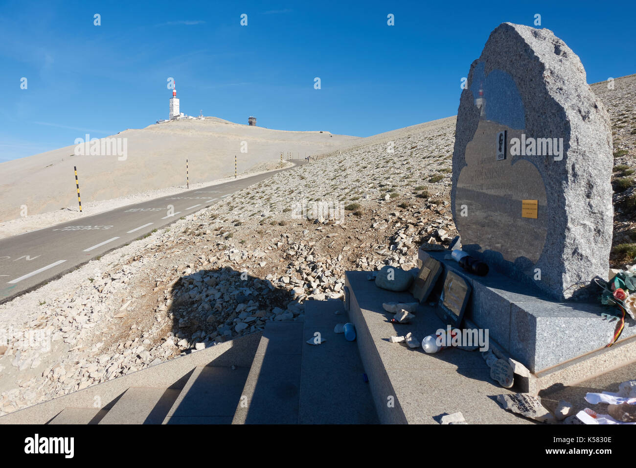 Denkmal für Radfahrer Tom Simpson mit neuen Schritte, Mont Ventoux, Vaucluse, Provence-Alpes-Cote d'Azur, Südfrankreich, Europa Stockfoto Denkmal für Radfahrer Tom Simpson mit neuen Schritte, Mont Ventoux, Vaucluse, Provence-Alpes-Cote d'Azur, Südfrankreich, Europa Stockfoto