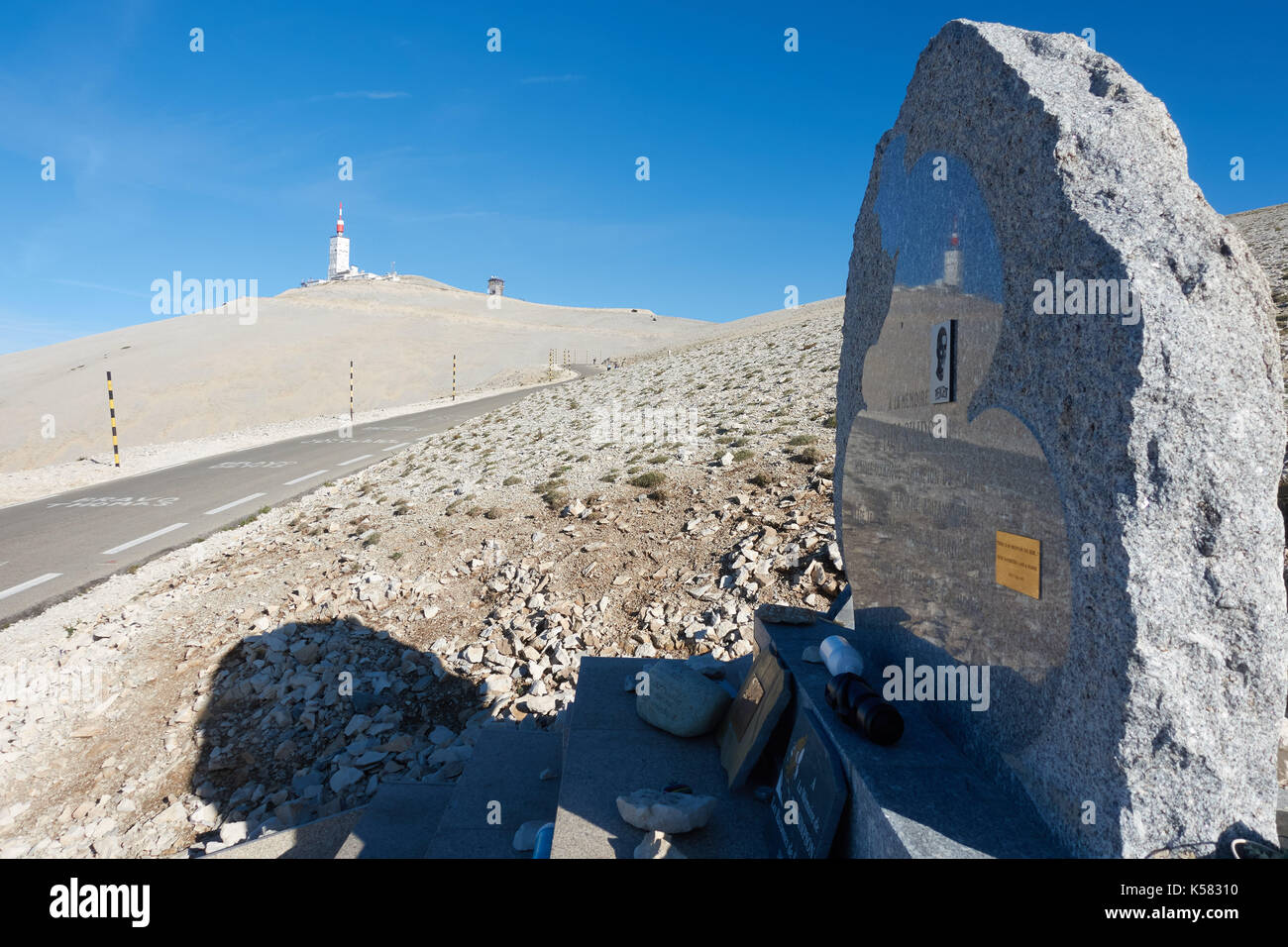 Denkmal für Radfahrer Tom Simpson mit neuen Schritte, Mont Ventoux, Vaucluse, Provence-Alpes-Cote d'Azur, Südfrankreich, Europa Stockfoto Denkmal für Radfahrer Tom Simpson mit neuen Schritte, Mont Ventoux, Vaucluse, Provence-Alpes-Cote d'Azur, Südfrankreich, Europa Stockfoto