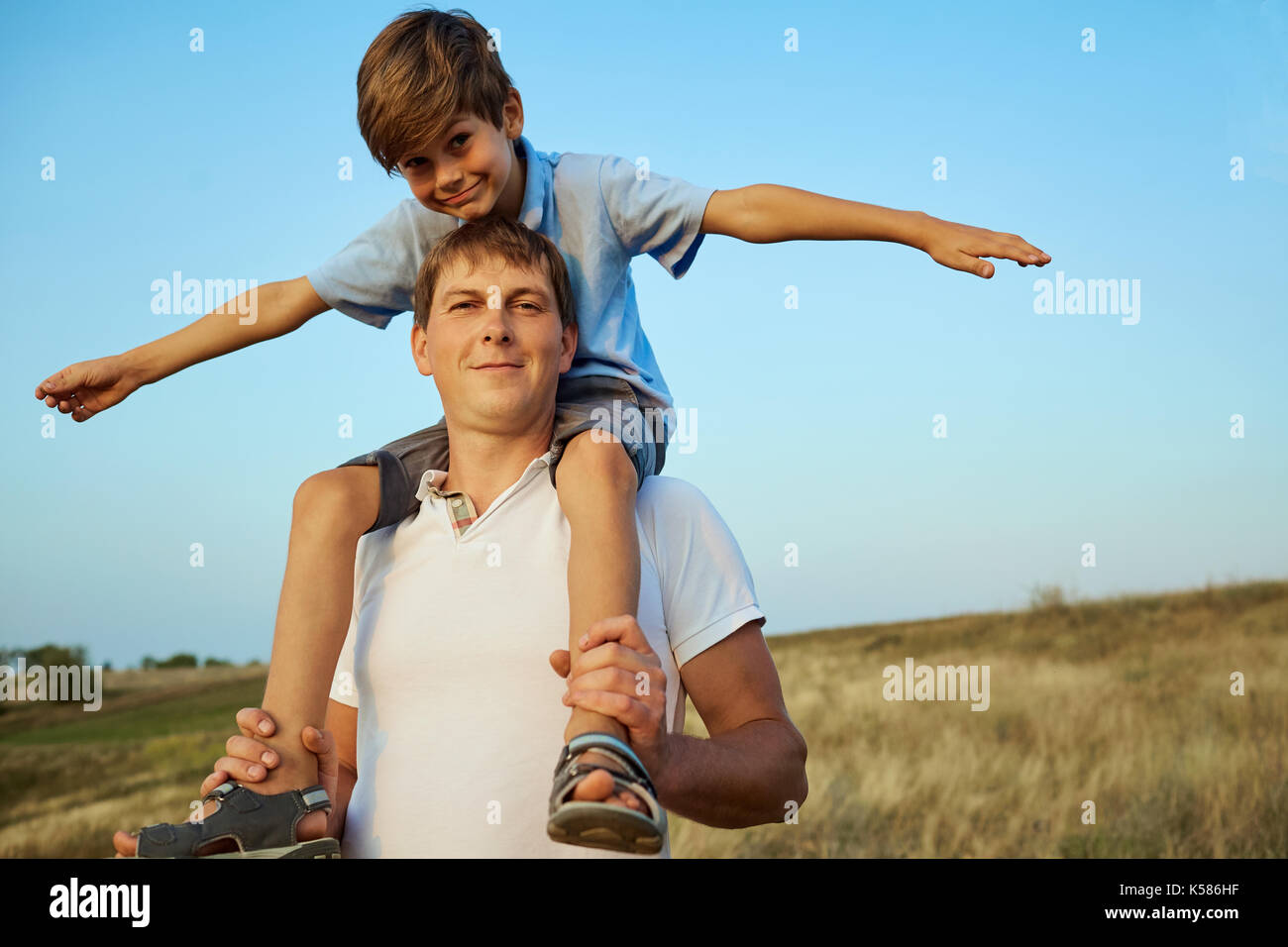 Der Sohn mit dem Vater in der Open Air im Feld. Stockfoto