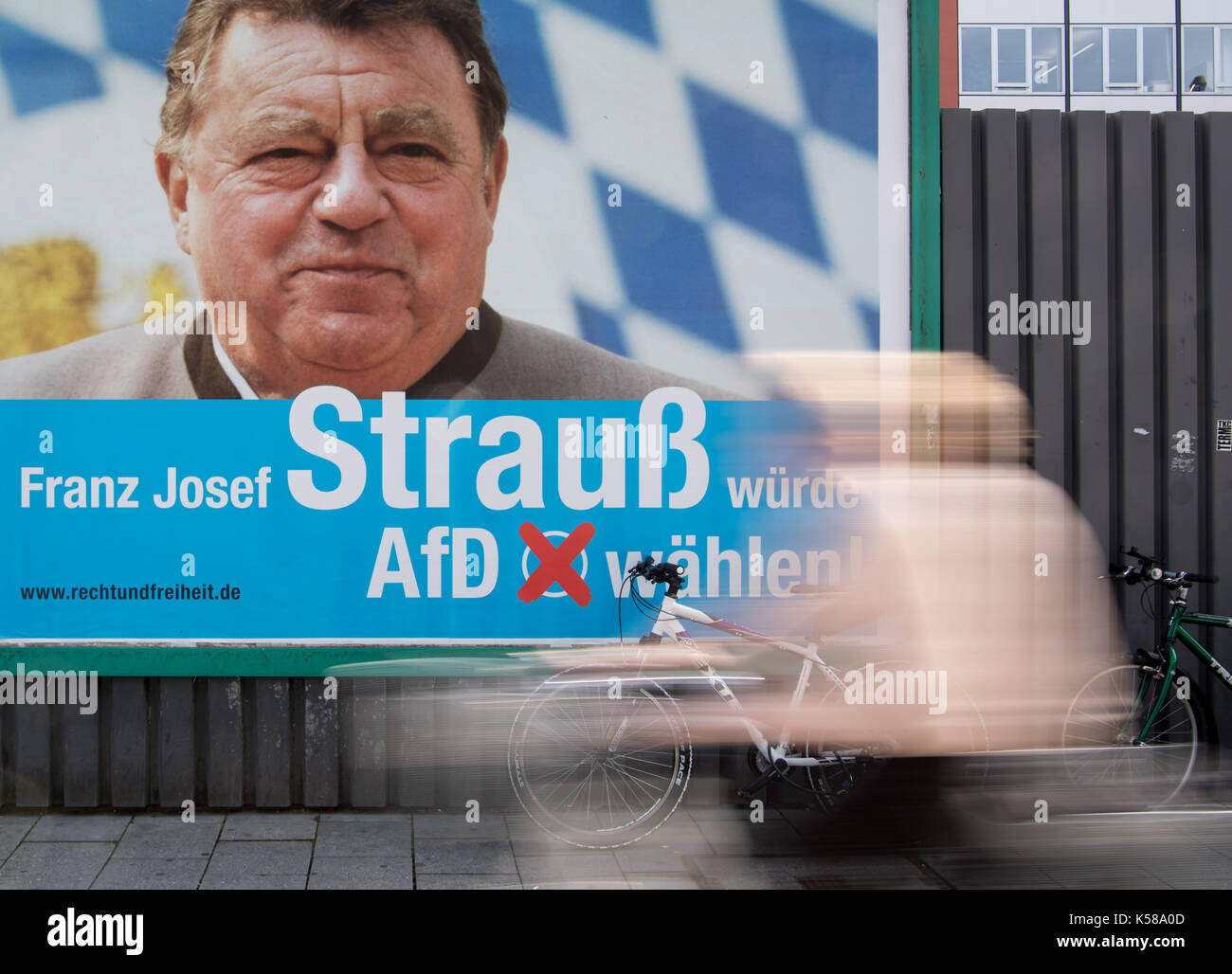Ein Plakat der AfD, die lautet: "Franz Josef Strauss für AfD" in München, Deutschland, 08. September 2017 hängt stimmen würden. Die Familie von Strauss versucht, die AfD vom Verwenden der ehemalige Ministerpräsident des deutschen Bundeslandes Bayern für seine Kampagne zu stoppen. Strauss war ein Mitglied der CSU. Foto: Sven Hoppe/dpa Stockfoto
