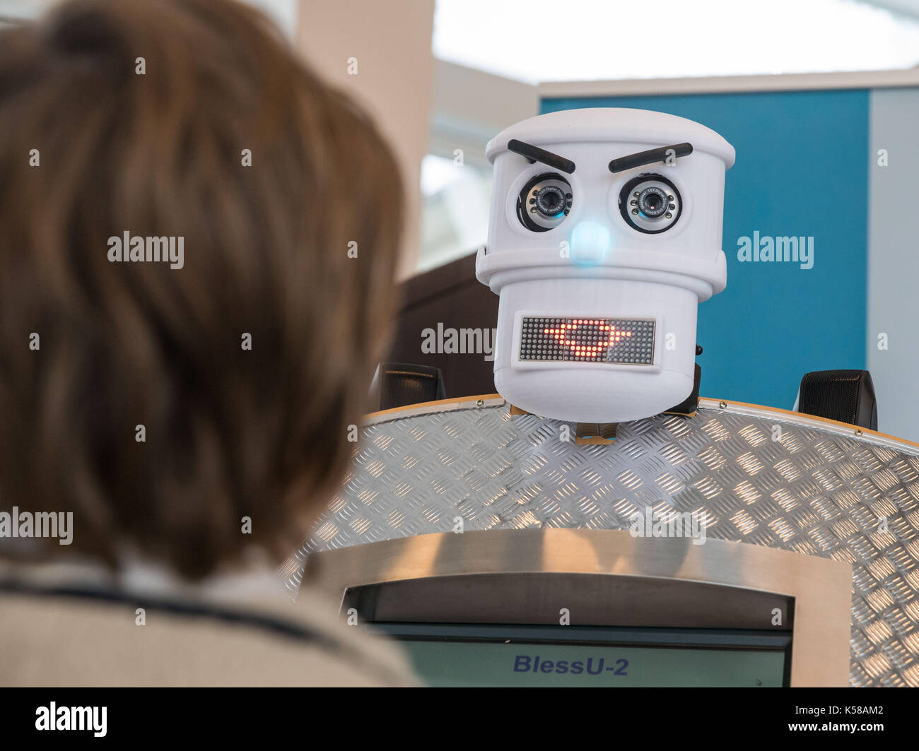 Der Roboter BlessU-2 segnet der 13-jährige Moritz in der Evangelischen  Akademie in Frankfurt/Main, Deutschland, 08. September 2017. Nach seinem  Auftritt auf der Weltmesse für die Reformation stoppt der Roboter der  Evangelischen Kirche