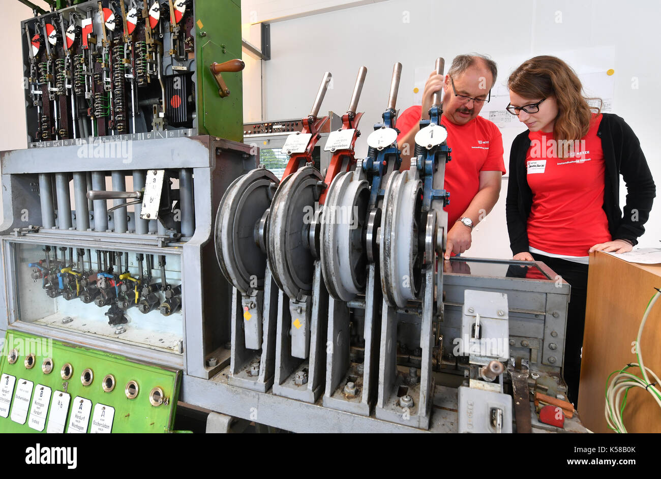 Bernd Schumert (R) erklärt Cornelia Sikorski, wie das mechanische Stellwerk  an der neuen Lehre Institut arbeitet für die Schienen der Deutschen Bahn  Anbieter Deutsche Bahn in Leipzig, Deutschland, 08. September 2017. Die