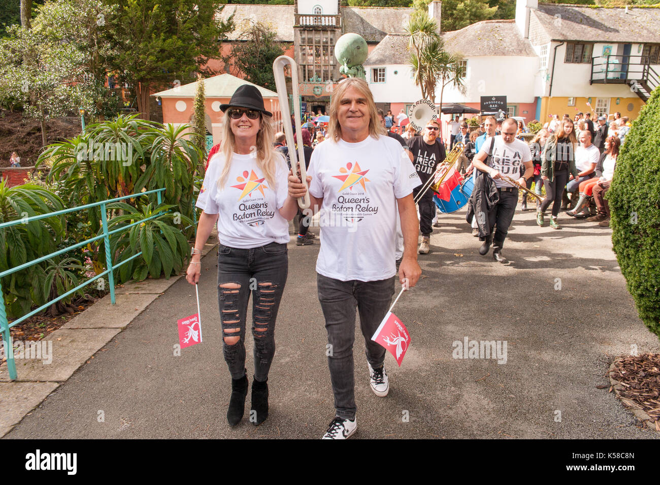 Portmeirion, Wales, UK. 8. September 2017. Mike Peters von der Alarm führt die Commonwealth Games Baton Parade an der Festival Nr. 6, Portmeirion, Wales, UK. 8. Sep 2017. Credit: Ken Harrison/Alamy leben Nachrichten Stockfoto