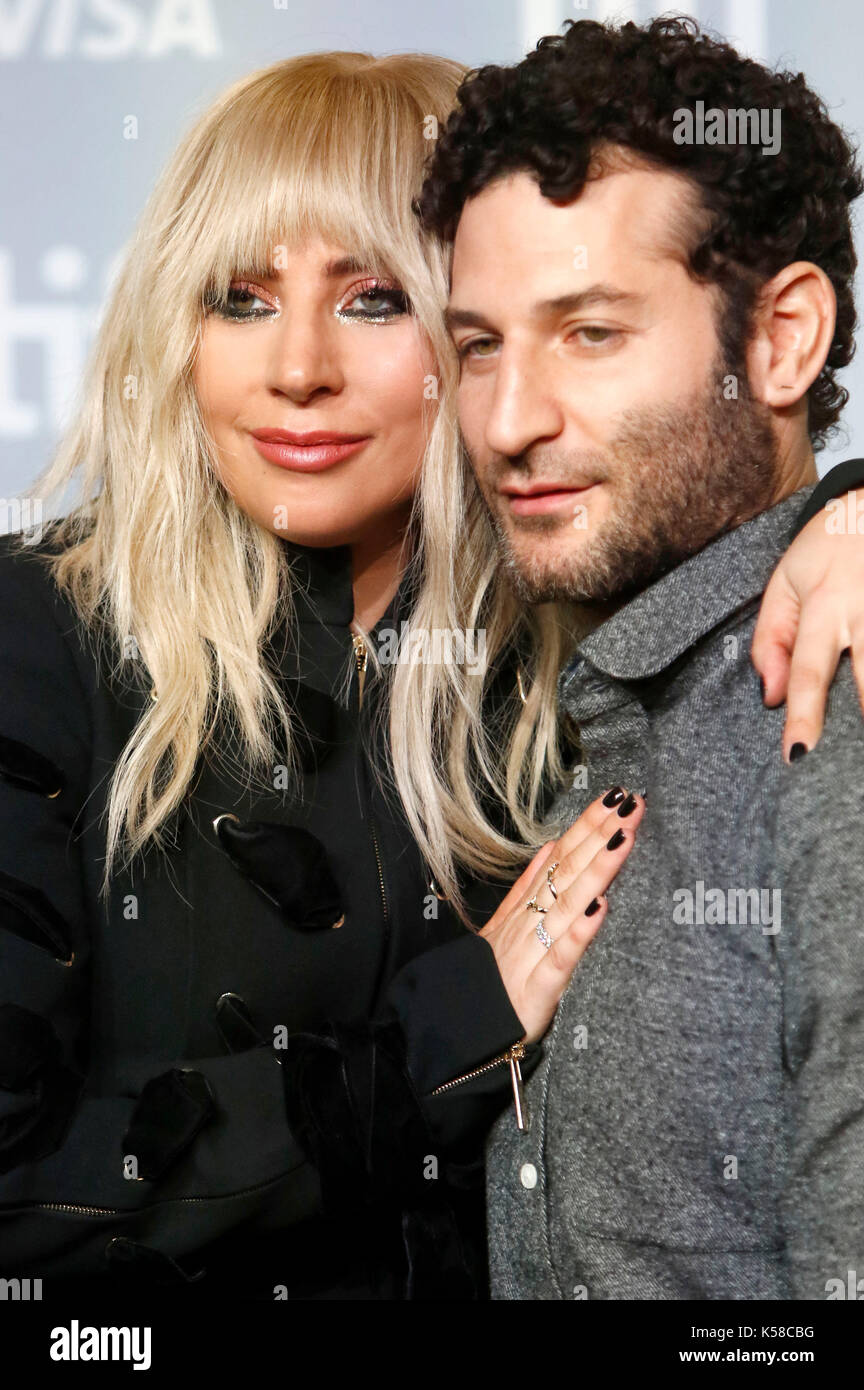 Toronto, Kanada. 08 Sep, 2017. Lady Gaga und dirctor Chris moukarbel während der "Gaga: fünf Fuß zwei "fotoauftrag während der 42 Toronto International Film Festival bei Bell Lightbox am September 08, 2017 in Toronto, Kanada Kredit: geisler - fotopress/alamy leben Nachrichten Stockfoto
