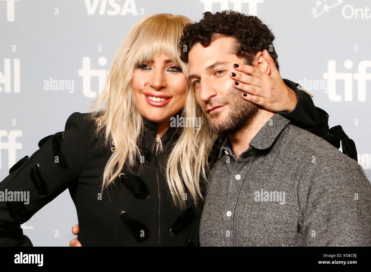 Toronto, Kanada. 08 Sep, 2017. Lady Gaga und dirctor Chris moukarbel während der "Gaga: fünf Fuß zwei "fotoauftrag während der 42 Toronto International Film Festival bei Bell Lightbox am September 08, 2017 in Toronto, Kanada Kredit: geisler - fotopress/alamy leben Nachrichten Stockfoto