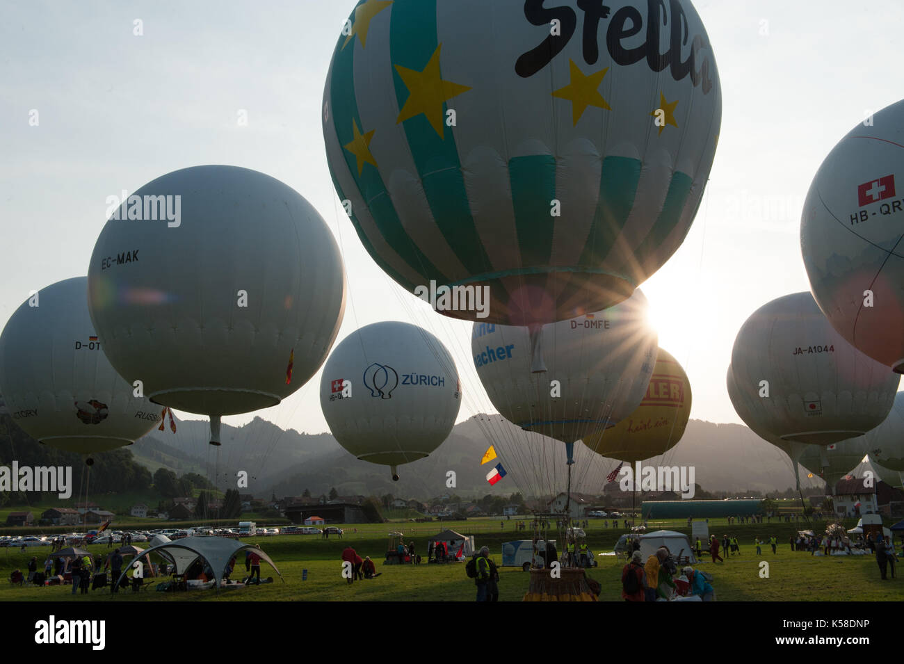 Ballone starten zu diesem Jahre Gordon Bennett Ballon-wettbewerb von Gruyères, Schweiz. Für die nächsten drei Tage die Winde entscheiden, wohin die Reise im Ballon trägt. Stockfoto