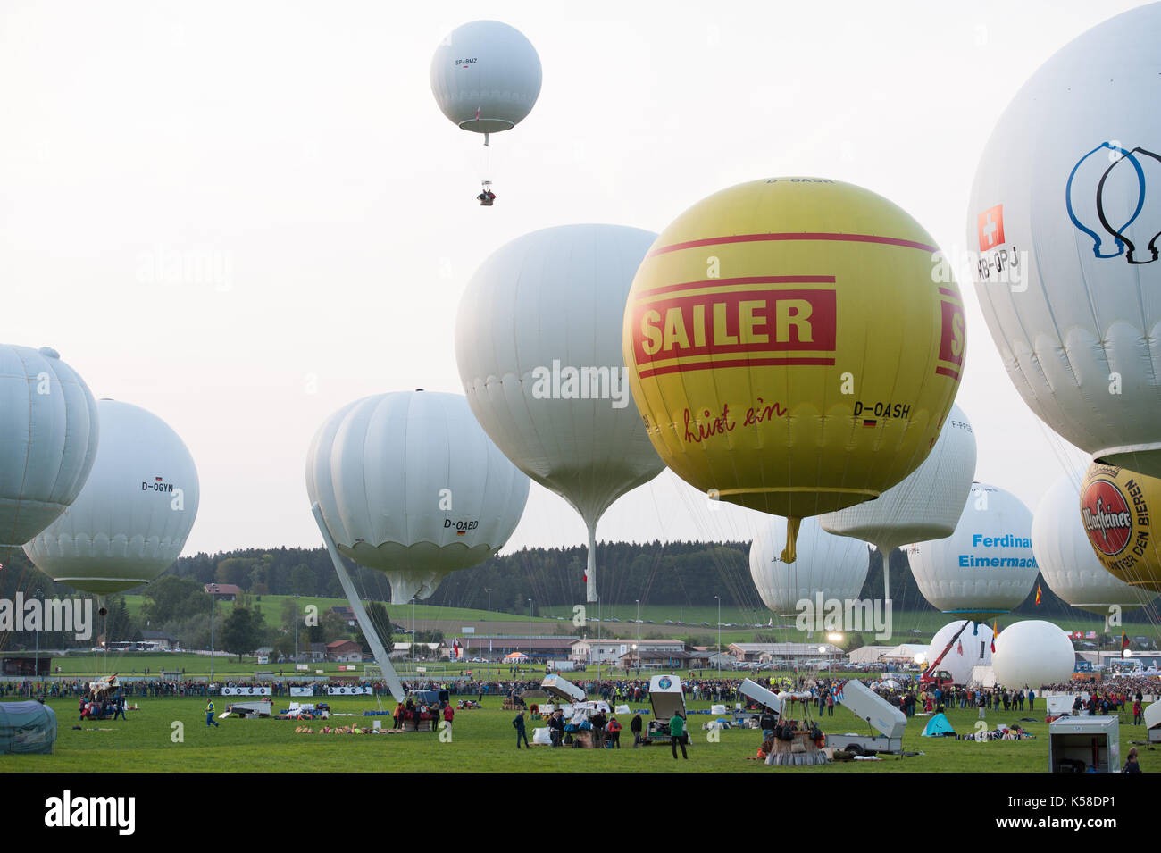 Ballone starten zu diesem Jahre Gordon Bennett Ballon-wettbewerb von  Gruyères, Schweiz. Für die nächsten drei Tage die Winde entscheiden, wohin die  Reise im Ballon trägt Stockfotografie - Alamy