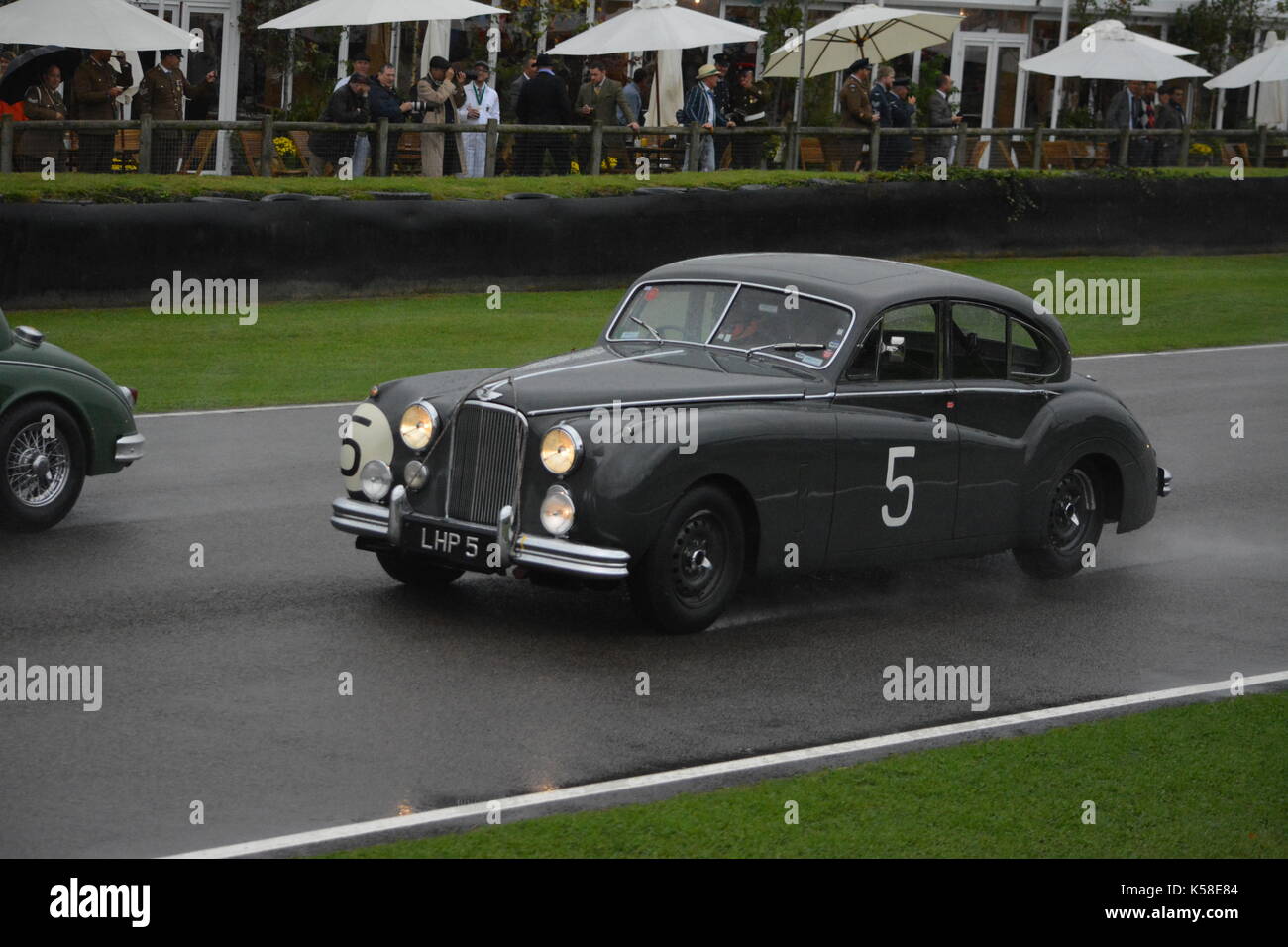 Jaguar Mk VII; St Mary's Trophy; nass; Goodwood Revival 8. Sept. 2017 Stockfoto