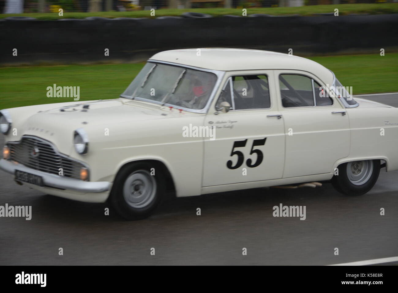 Ford Zephyr Mk II angetrieben durch Sam Tordoff; St Mary's Trophy; nass; Goodwood Revival 8. Sept. 2017 Stockfoto