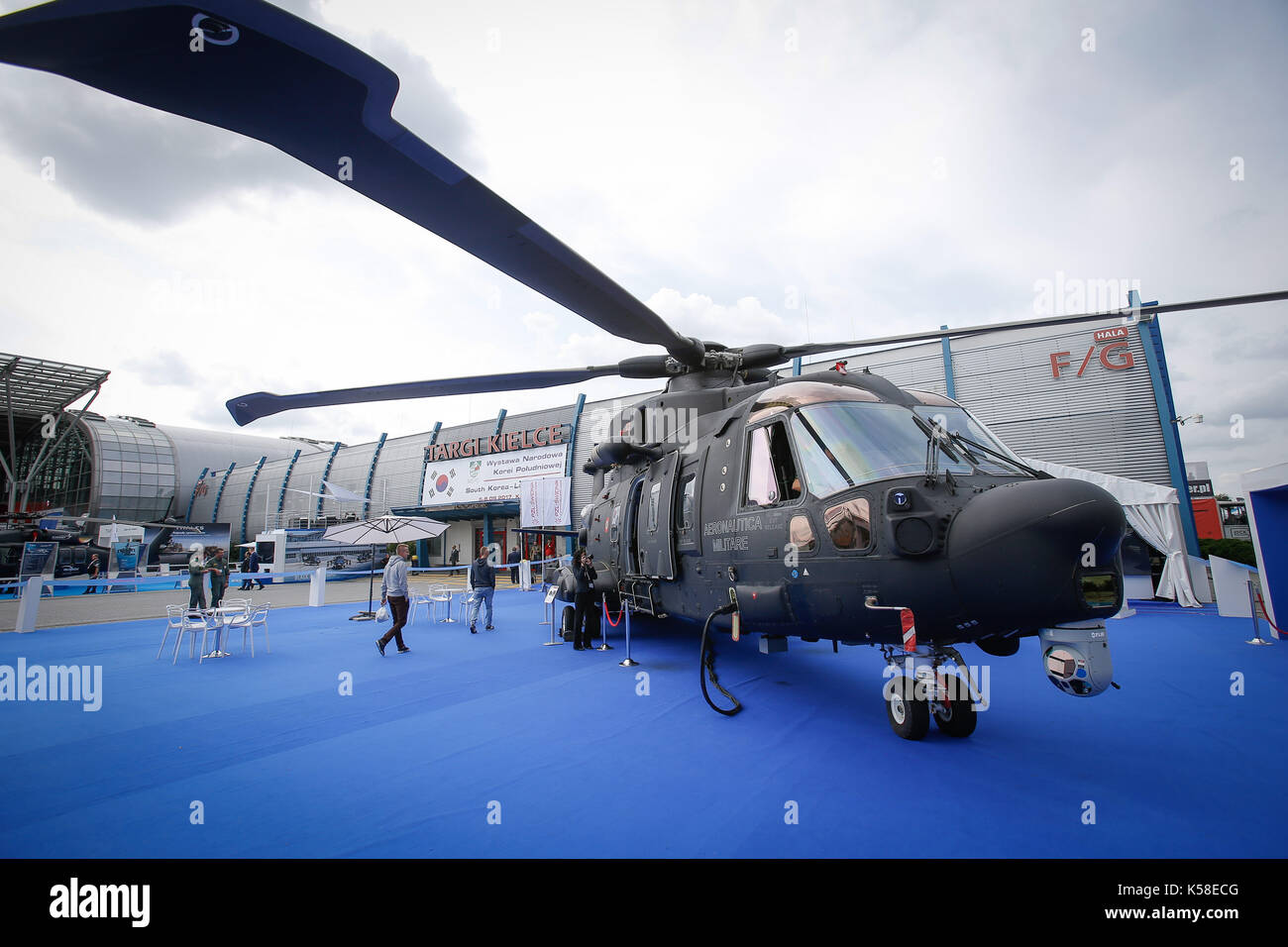 (170908) - Kielce (Polen), Sept. 8, 2017 (Xinhua) - Eine AW 101 Leonardo Hubschrauber ist bei der 25. Auflage der Internationalen Rüstungsindustrie Expo (MSPO) in Kielce, Polen angezeigt, an Sept. 8, 2017. Die 25. Ausgabe der Internationalen Rüstungsindustrie Expo (MSPO), einer der größten militärischen Veranstaltung in Europa, endete hier am Freitag. (Xinhua / Jaap Arriens) Stockfoto