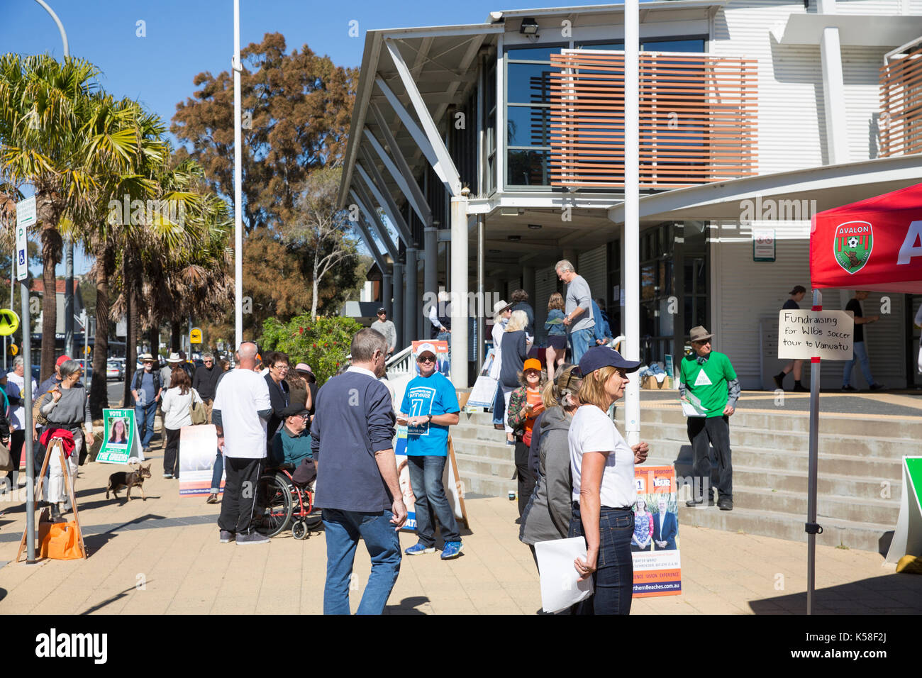 Samstag, 9. September 2017. Wähler gehen zu den Abstimmungen in vielen lokalen Rat Wählern über Sydney heute, hier einer der nördlichen Strände Rat Wahllokale am Avalon Beach. Die Abstimmung ist obligatorisch für australische Bürger und Geldstrafen bis zu $55 für jeden, der an der Abstimmung nicht teil. Stockfoto