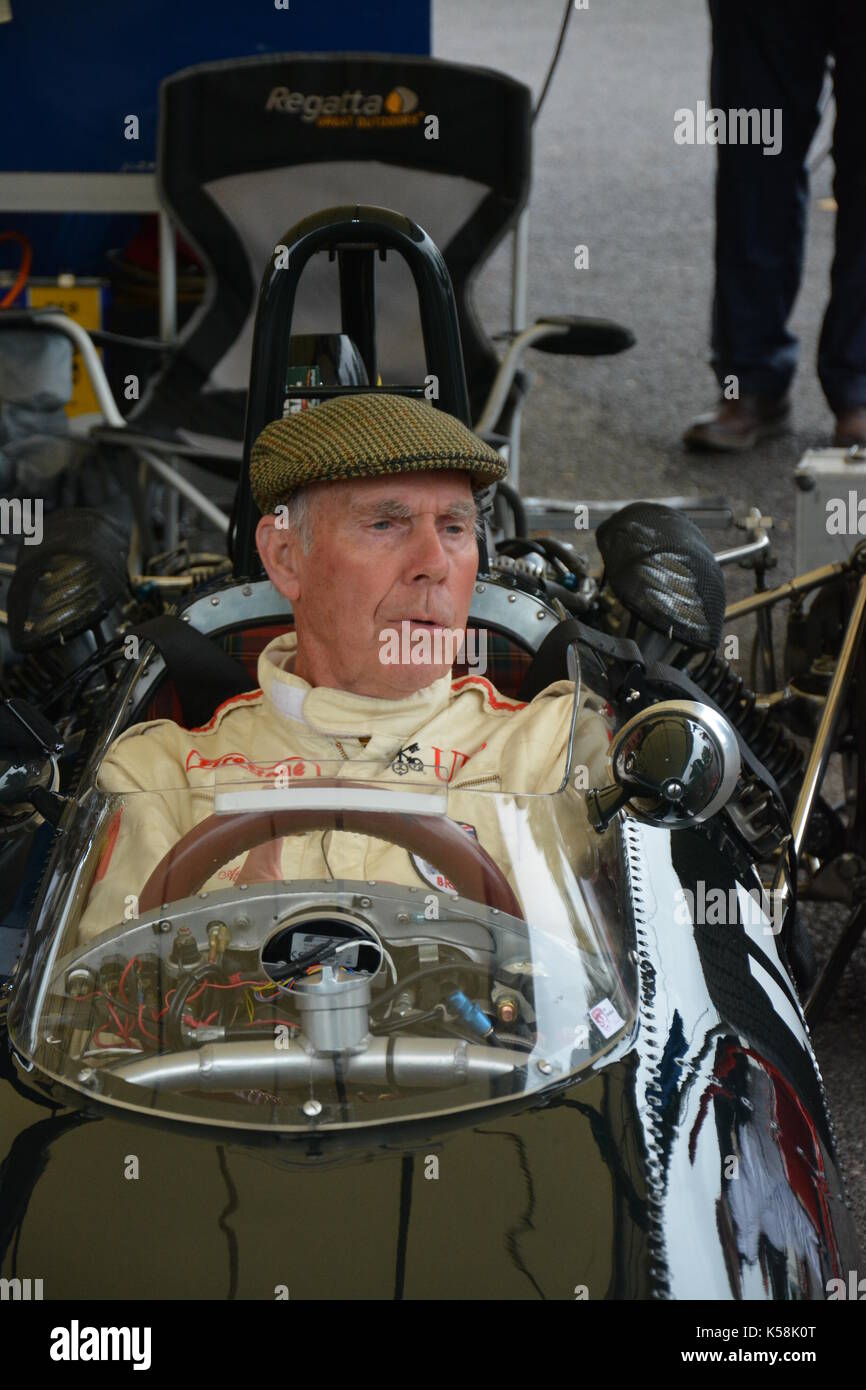 Richard Attwood im Auto 15. Ein 1965 BRM P 261 Formel 1 Auto identisch mit dem fuhr er in 1966/7; in Paddocks; Goodwood Revival, 08. September 2017 Stockfoto