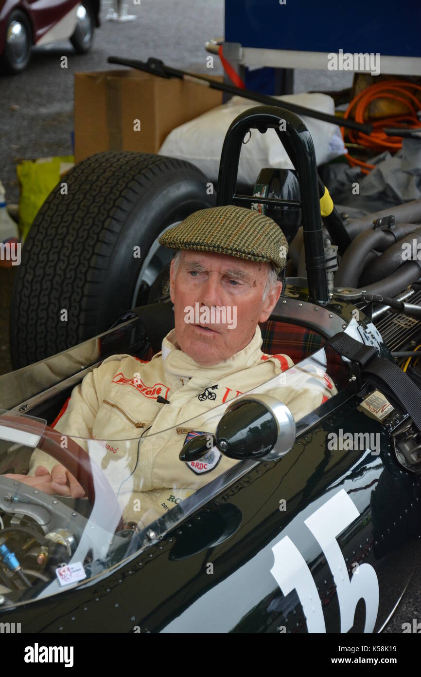 Richard Attwood im Auto 15. Ein 1965 BRM P 261 Formel 1 Auto identisch mit dem fuhr er in 1966/7; in Paddocks; Goodwood Revival, 08. September 2017 Stockfoto