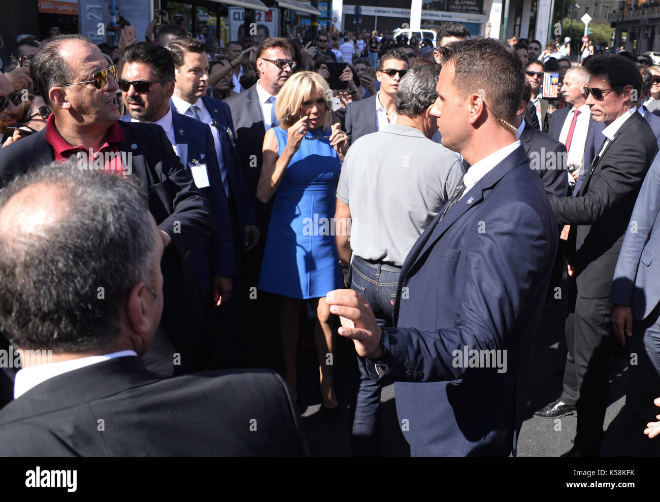 Athen, Griechenland. 08 Sep, 2017. Der französische Präsident Emmanuel Längestrich (nicht abgebildet) und seine Frau Brigitte Längestrich (C) Menschen grüßen bei einem Spaziergang in den Syntagma-platz, Athen, Griechenland, 08. September 2017, durch seine Bodyguards begleitet. Längestrich kam zu Griechenland auf einem Zweitägigen offiziellen Besuch. © Elias Verdi/Alamy leben Nachrichten Stockfoto