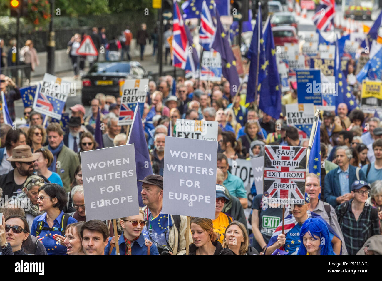 London, Großbritannien. 9 Sep, 2017. Tausende von Anti-Brexit Aktivisten mit europäischen Flaggen und Banner zum Parlament, werbend für die britische Regierung marschierten Brexit zu überdenken und zu verwerfen und über die Gefahren der Pläne der Europäischen Union zu verlassen. Credit: Amer ghazzal/Alamy leben Nachrichten Stockfoto