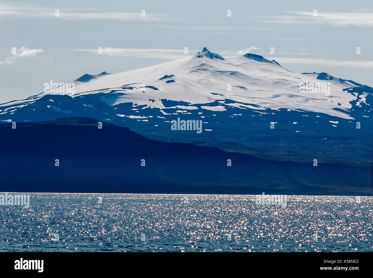 Die schneebedeckten Snæfellsjökull Berg Islands als vom Wasser aus gesehen. Stockfoto