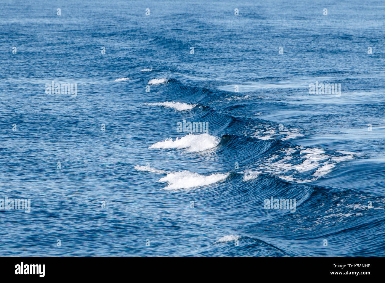 Boot auf dem Ozean Wasser Oberfläche. Stockfoto