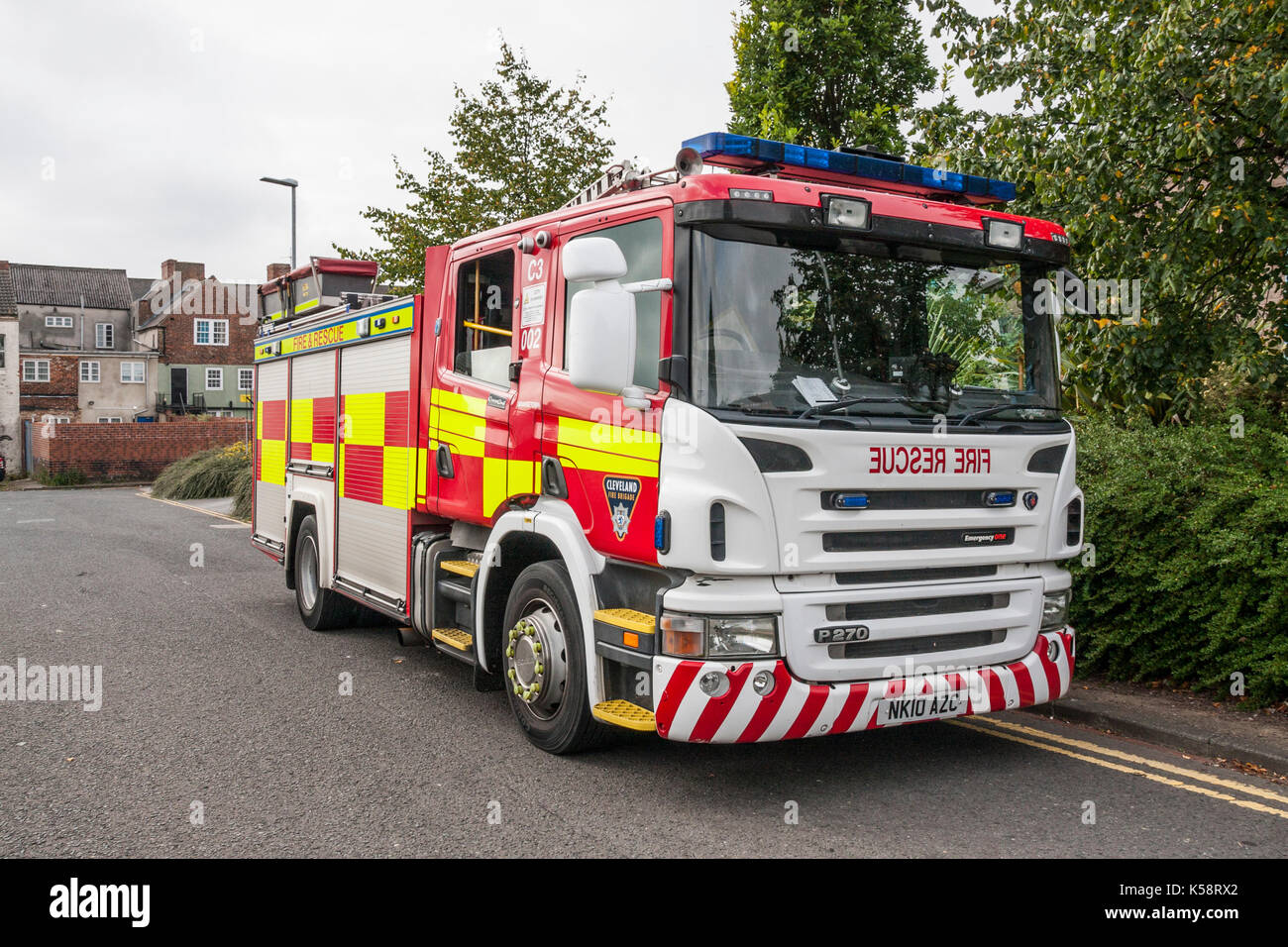 Ein Feuerwehrauto außerhalb Elm House Apartments auf einer Übung in Stockton-on-Tees geparkt, England, Großbritannien Stockfoto