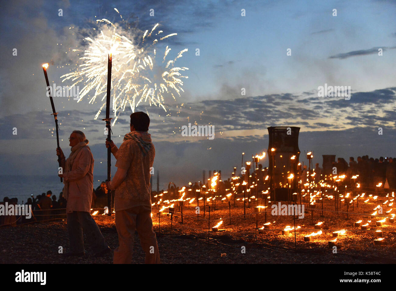 Ein Feuer am Strand das Finale der Brighton Festival 2015 zu markieren. Kredit Terry Applin Stockfoto