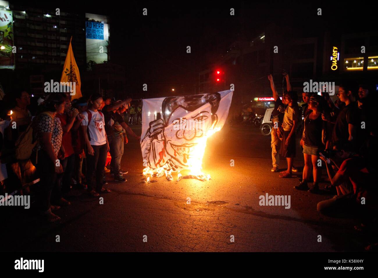 Eine Karikatur der philippinischen Präsidenten Rodrigo Duterte ist auf Feuer durch Demonstranten während einer Kundgebung gegen außergerichtliche Tötungen, die angeblich von der Regierung und Bürgerwehren in Manila auf den Philippinen am Freitag fertig", 8. September 2017. Ursache-orientierten Gruppen sind die Durchführung von verschiedenen Protest bis zum Jahrestag der Erklärung des Kriegsrechts in den Philippinen zu außergerichtlichen Hinrichtungen jederzeit kündigen, indem sie angebliche Regierungstruppen und Bürgerwehren. Die Todesfälle von Kian Loyd Delos Santos und Carl Angelo Arnaiz von Polizisten in angeblichen shootouts Verurteilung gegen die Philippinische funkte Regieren Stockfoto