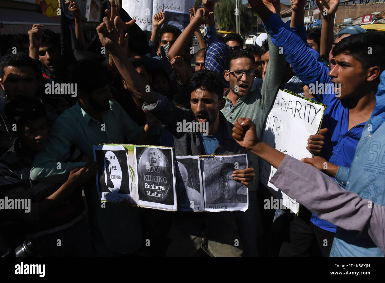 Srinagar, Kashmir. 08 Sep, 2017. Kaschmirische Muslime protestieren gegen Völkermord der Rohingya Muslime von Myanmar auf September 08, 2017 in Srinagar, Kashmir Kashmirn verabreicht. Sie forderten auch den Rücktritt von edlen Friedens- Nobelpreisträger Myanmar Außenminister Aung San Suu Kyi. Nach den jüngsten Daten durch die Menschenrechtskommission der Vereinten Nationen (UNHCR), über 1, 23.000 Rohingya-Flüchtlinge in Bangladesch geflohen, um der Gewalt zu entkommen. Credit: Muzamil Mattoo/Pacific Press/Alamy leben Nachrichten Stockfoto