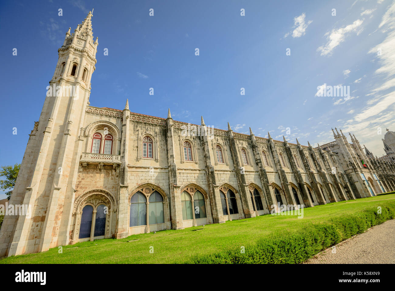 Fassade des Hieronymites Kloster oder Hieronymus-kloster berühmten Wahrzeichen von Lissabon in Belem entfernt. Das Kloster dos Jeronimos feiert die Rückkehr Stockfoto