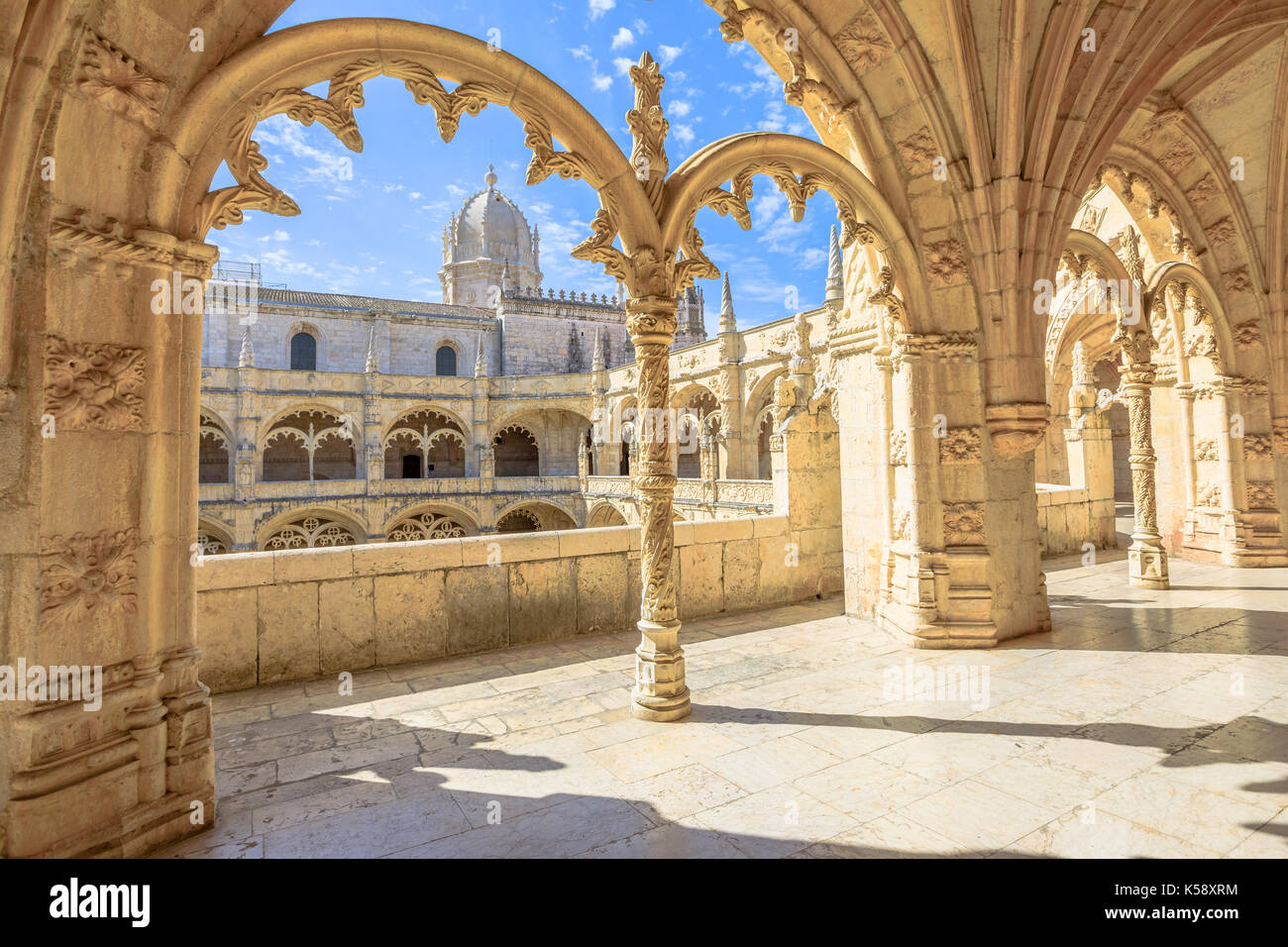Schöne retikuliertem Vaulting auf den Innenhof oder den Kreuzgang des Klosters Hieronymites, Hieronymus-Kloster in Lissabon, berühmte Sehenswürdigkeiten in Belem Bezirk eine Stockfoto