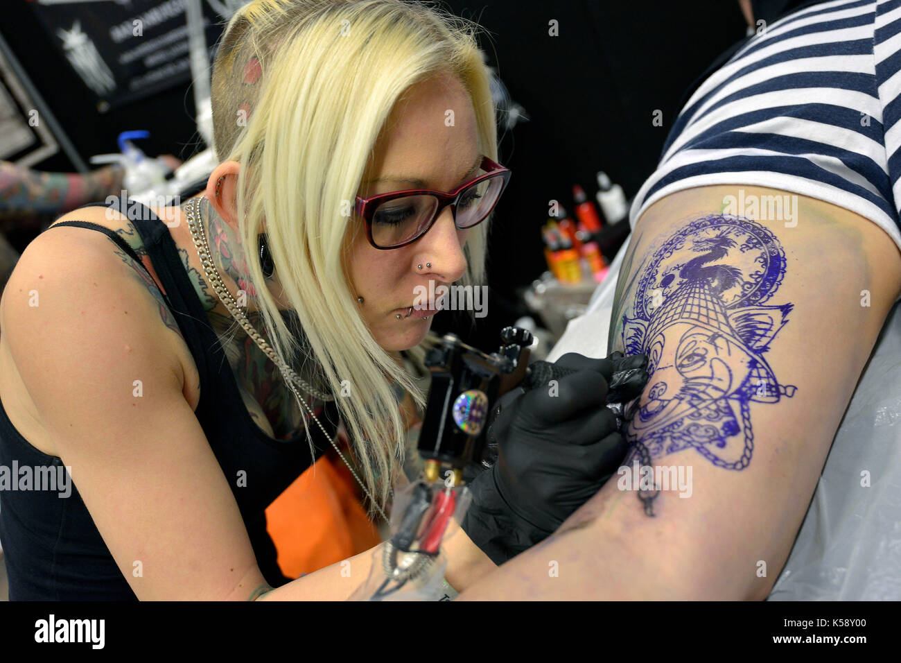Tattoo Convention am Brighton Centre, Tausende der Konvent teilgenommen, wo einige der bekanntesten Künstler ihre Arbeiten wir. Kredit Terry Stockfoto