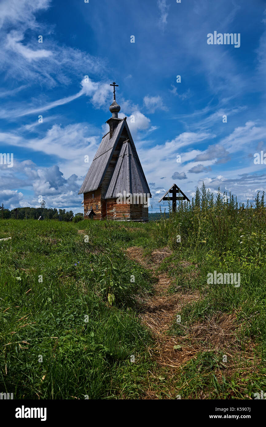 Eine Holz- orthodoxen Kirche steht auf einem Hügel. In der Nähe der Kirche gibt es einen alten ländlichen Friedhof mit Holzkreuzen. Plyos, der Goldene Ring von Russland Stockfoto