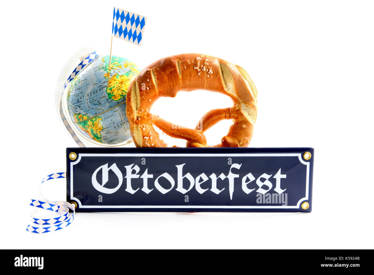 Oktoberfest metall Schild mit Reihen wie Brezel Globus mit bayerischen Flagge auf weißem Hintergrund isoliert Stockfoto