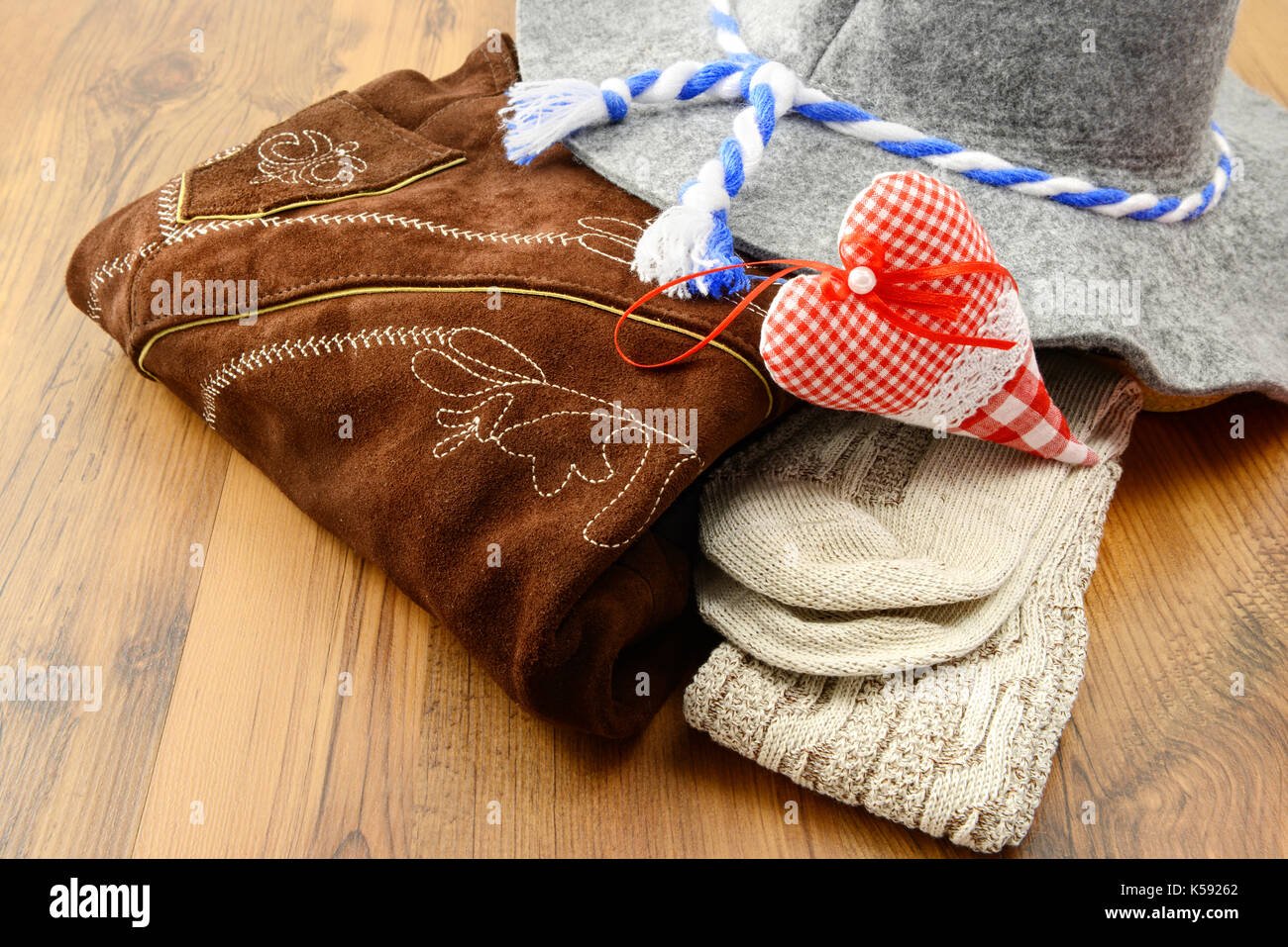 Oktoberfest Tücher wie Lederhosen, Filzhut und traditionellen Socken auf hölzernen Tisch. speichern Stockfoto