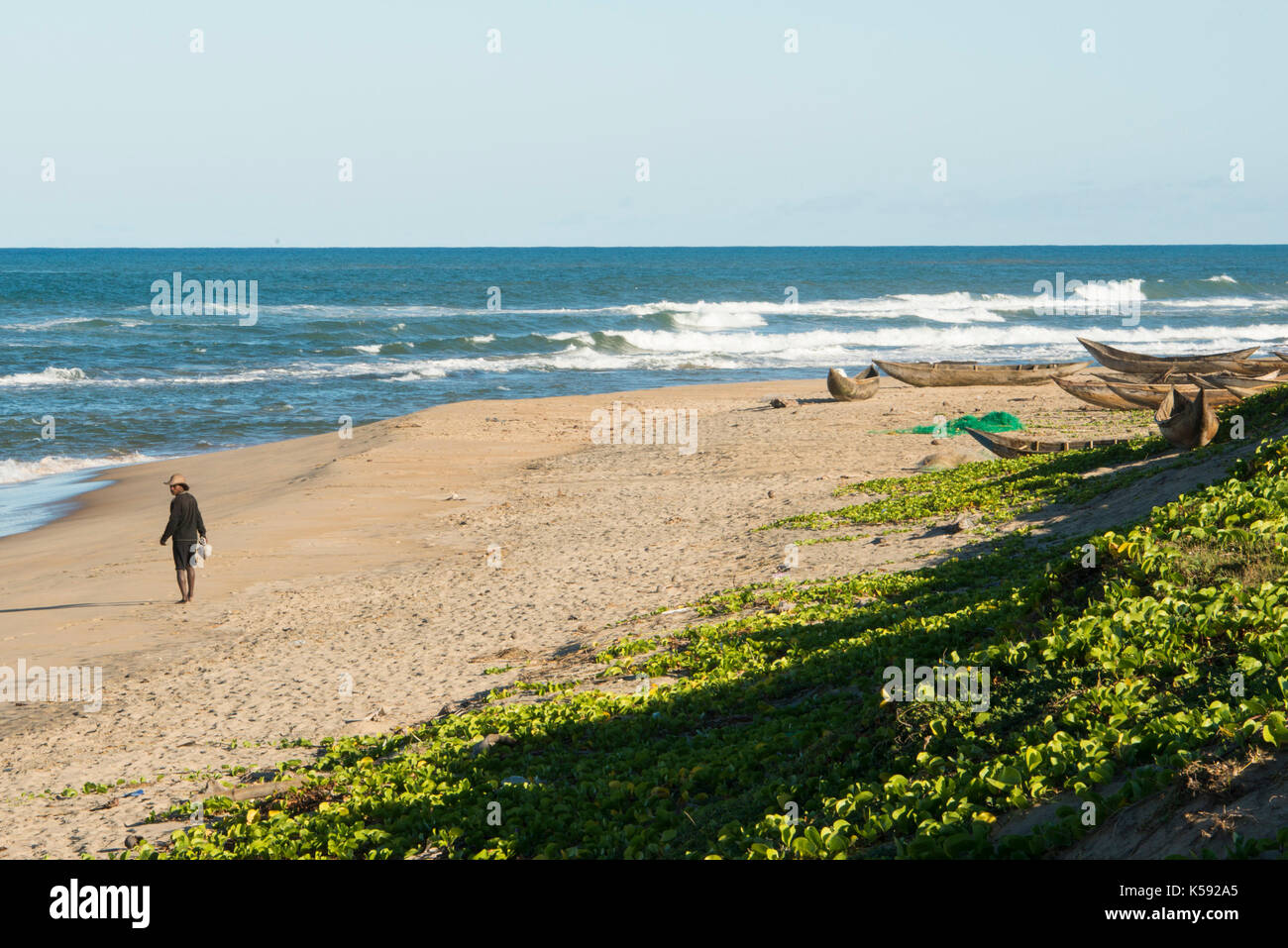 Fischer zu Fuß am Strand, Manakara, Madagaskar Stockfoto