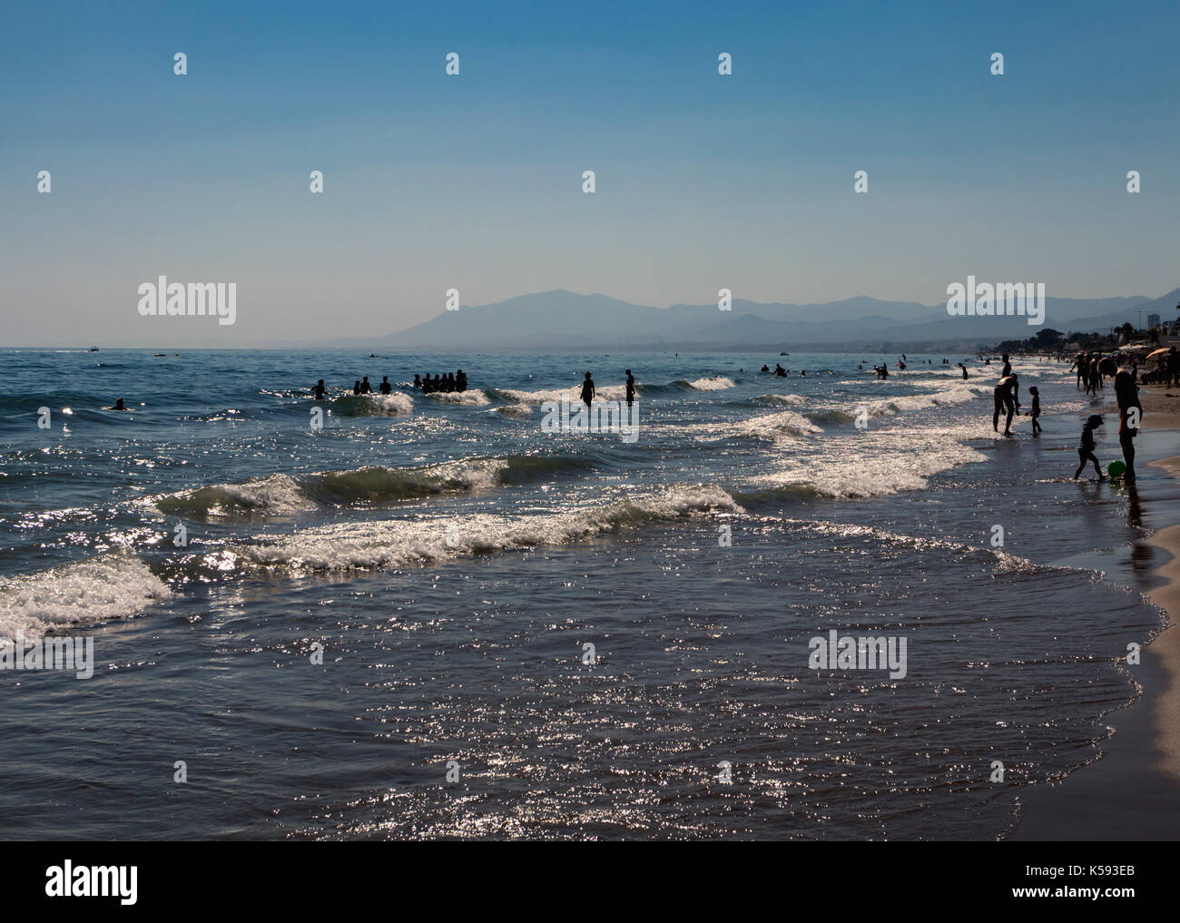 Marbella, Costa del Sol, Provinz Malaga, Andalusien, Südspanien. Playa Real de Zaragoza Stockfoto