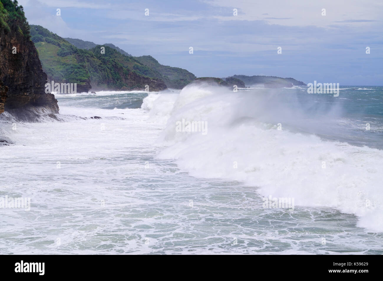 Gunungkidul Timang extreme Beach in der Nähe der Kreuzung zu Watu panjang Island in Yogyakarta, Indonesien. Stockfoto