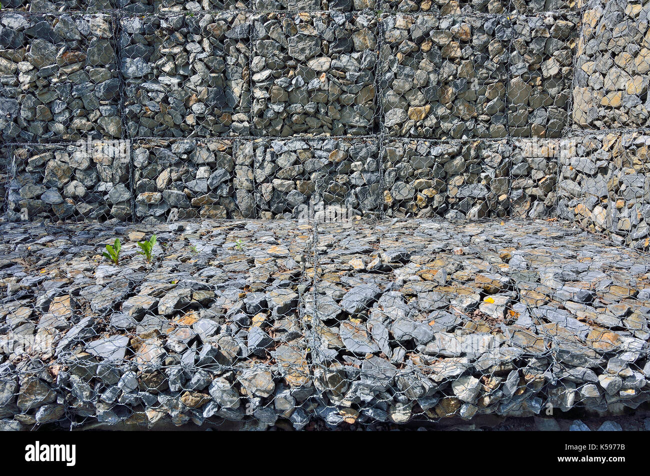 Gabionen Steine Im Drahtgeflecht Beliebtes Gestaltungselement Fur Garten Und Landschaftsbau Erosionsschutz Stockfotografie Alamy