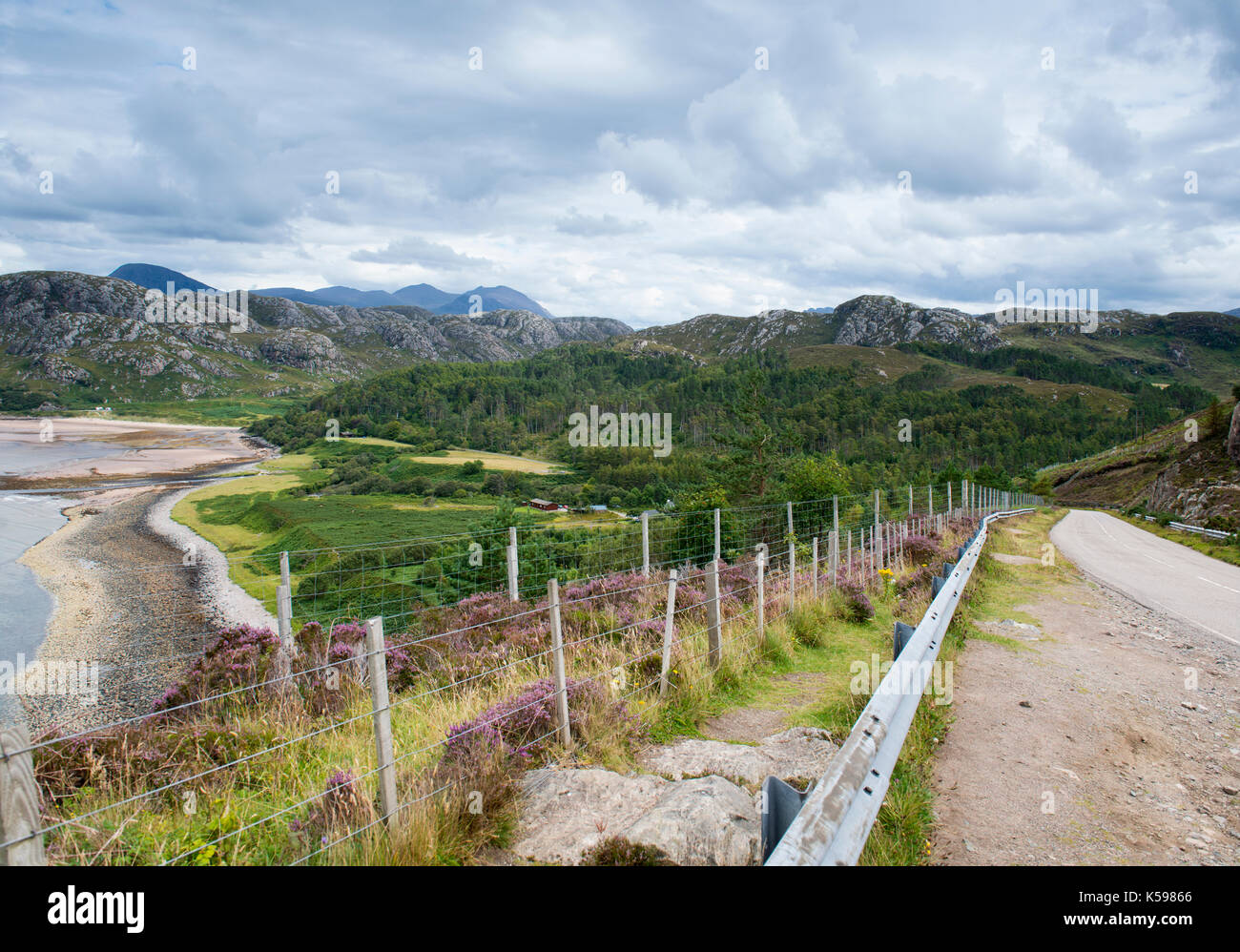 Abschnitt der Nordküste 500 Scenic Route in der Nähe von Laide in Wester Ross, Schottland Stockfoto