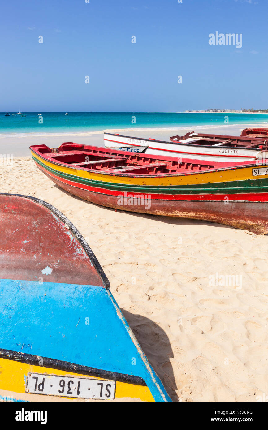 Kap Verde SAL farbenfrohen traditionellen Fischerbooten am Strand von Santa Maria, Praia de Santa Maria, Insel Sal, Kap Verde, Atlantik, Afrika Stockfoto